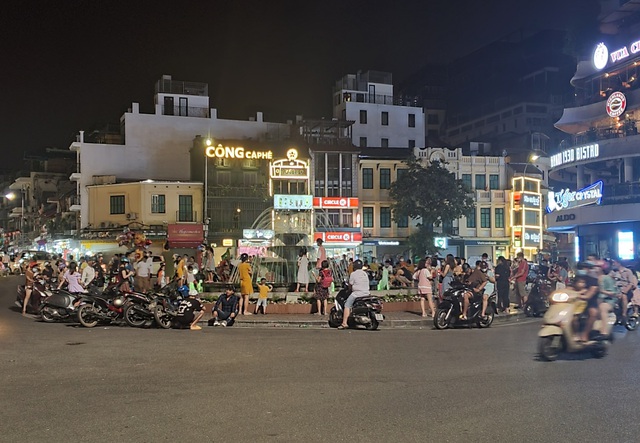 Nhiều hàng quán ở Hà Nội vẫn đông khách sau 21h - Ảnh 10.