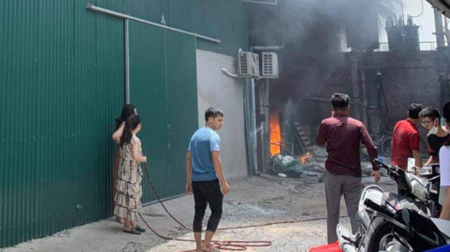 Hà Nội: Lại cháy lớn tại nhà xưởng trên phố Định Công - Ảnh 1.