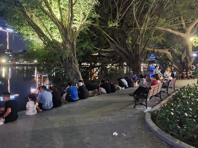Nhiều hàng quán ở Hà Nội vẫn đông khách sau 21h - Ảnh 9.