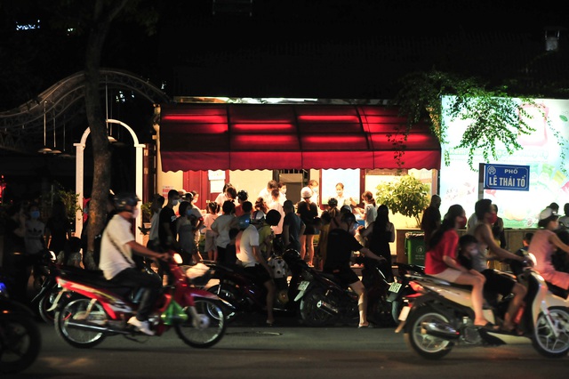 Nhiều hàng quán ở Hà Nội vẫn đông khách sau 21h - Ảnh 8.