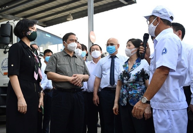 Thủ tướng đánh giá Vinamilk là doanh nghiệp điển hình “vừa sản xuất, vừa chiến đấu” trong dịch COVID-19 - Ảnh 5.