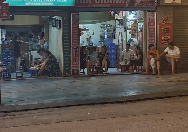 Nhiều hàng quán ở Hà Nội vẫn đông khách sau 21h - Ảnh 7.