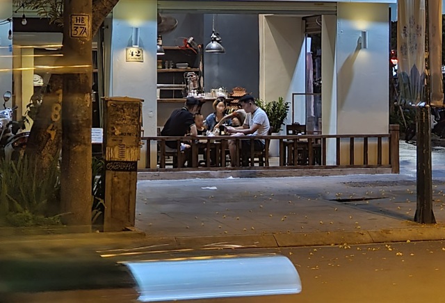 Nhiều hàng quán ở Hà Nội vẫn đông khách sau 21h - Ảnh 6.