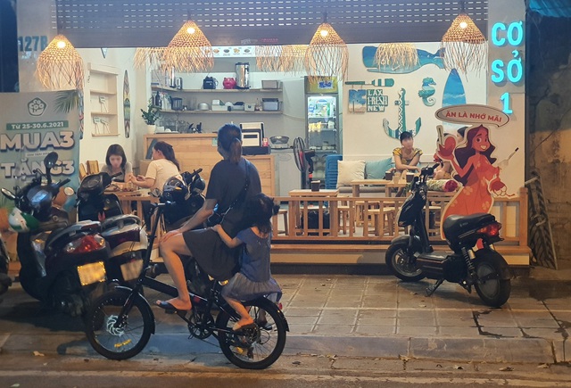 Nhiều hàng quán ở Hà Nội vẫn đông khách sau 21h - Ảnh 1.