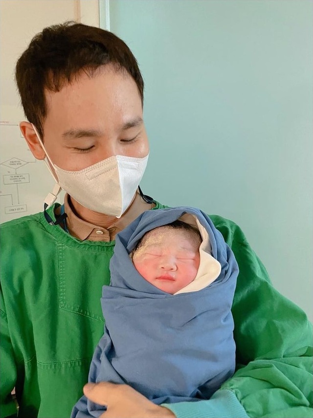 Han Ji Hye khóc đón con đầu lòng sau hơn 10 năm chờ đợi - Ảnh 1.