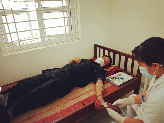 Cảnh sát cơ động hiến máu cứu bé 2 tuổi ngay trong khu phong tỏa ở Bắc Giang - Ảnh 2.