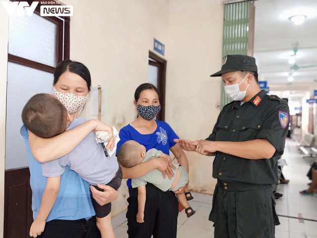 Cảnh sát cơ động hiến máu cứu bé 2 tuổi ngay trong khu phong tỏa ở Bắc Giang - Ảnh 4.