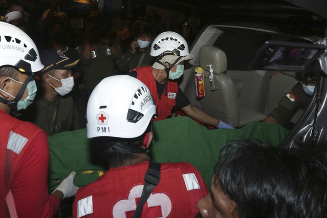 Chìm phà tại Bali (Indonesia), 7 người thiệt mạng, 11 người mất tích - Ảnh 2.