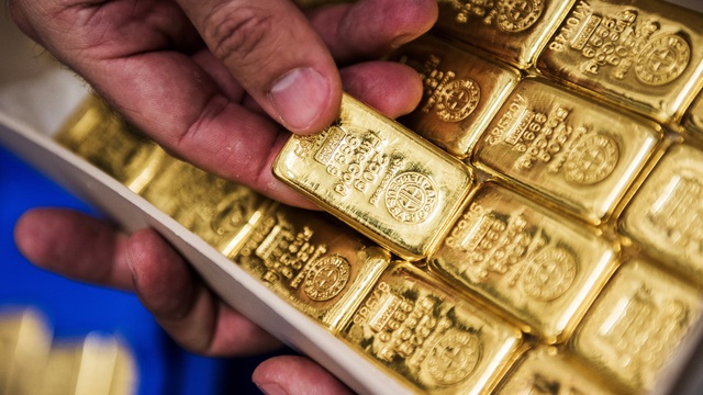 Giá vàng “bốc hơi” gần nửa triệu đồng/lượng sau một đêm - Ảnh 1.