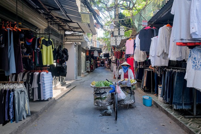 Những con phố thời trang ở Hà Nội: Ngày ế ẩm, tối tắt đèn đi ngủ sớm - Ảnh 7.