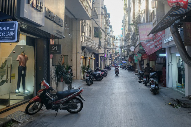 Những con phố thời trang ở Hà Nội: Ngày ế ẩm, tối tắt đèn đi ngủ sớm - Ảnh 4.