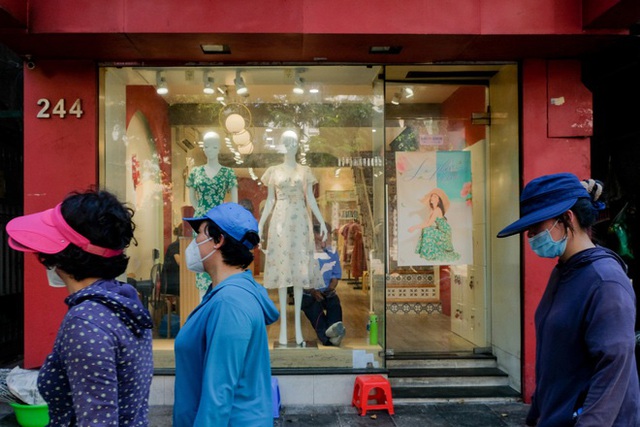Những con phố thời trang ở Hà Nội: Ngày ế ẩm, tối tắt đèn đi ngủ sớm - Ảnh 5.