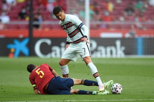 Ôm Sergio Busquets, Ronaldo nguy cơ không được đá EURO 2020 - Ảnh 3.