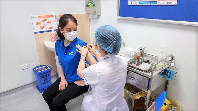 Tiến độ tiêm vaccine - mấu chốt đảm bảo tăng trưởng kinh tế Việt Nam - Ảnh 1.