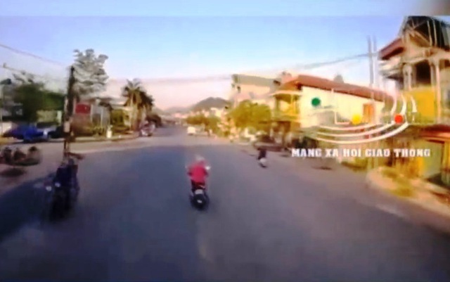 Xung đột trên đường, tài xế xe tải cầm búa dọa người đi xe máy - Ảnh 1.