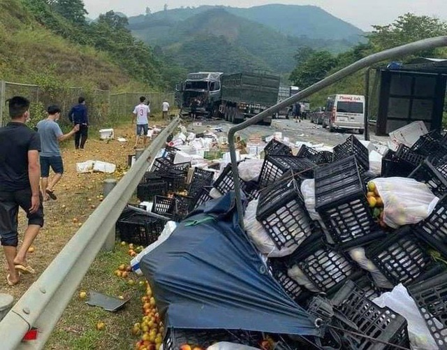 Tai nạn liên hoàn trên cao tốc Nội Bài - Lào Cai khiến giao thông ùn tắc nghiêm trọng - Ảnh 1.