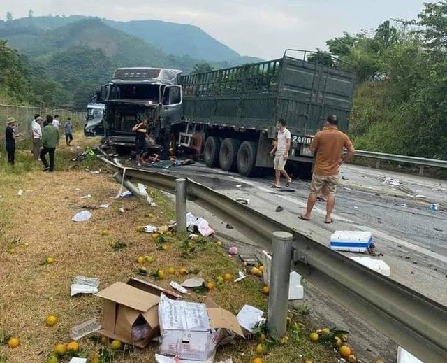 Tai nạn liên hoàn trên cao tốc Nội Bài - Lào Cai khiến giao thông ùn tắc nghiêm trọng - Ảnh 2.