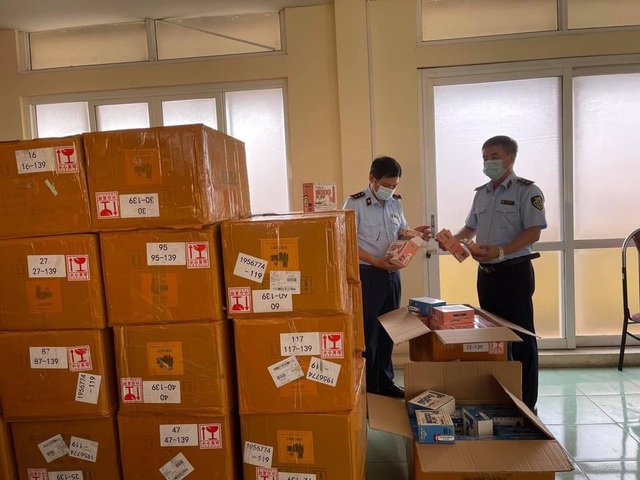 Đột kích cơ sở kinh doanh thuốc lá điện tử nhập lậu khủng tại Hà Nội - Ảnh 1.