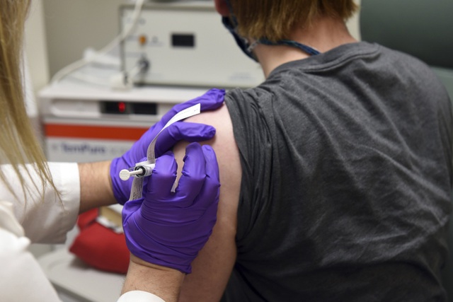 Tăng số ca nhiễm COVID-19 tại Mỹ ở những người chưa tiêm vaccine - Ảnh 1.