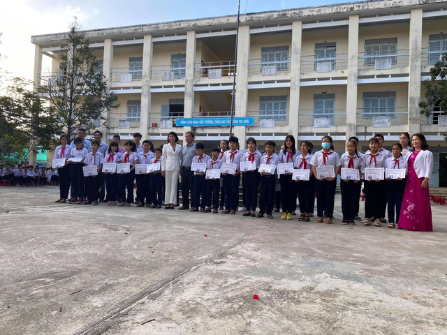 Chắp cánh ước mơ tới trường cho 500 em học sinh huyện Cam Lâm (Khánh Hòa) - Ảnh 3.