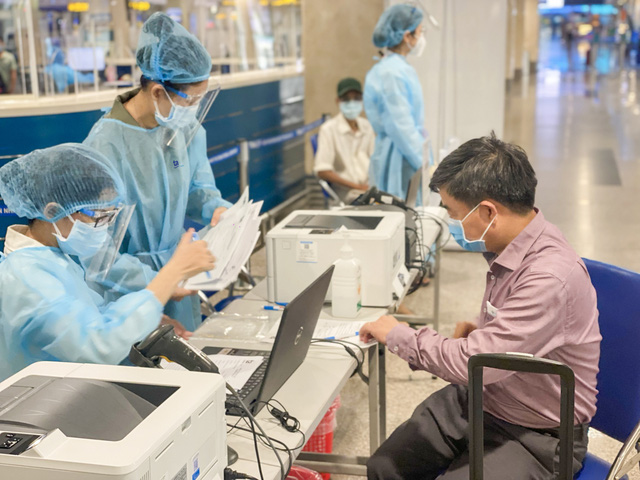 Bệnh viện Đa khoa Tâm Anh triển khai xét nghiệm COVID-19 tại Sân bay Tân Sơn Nhất - Ảnh 4.