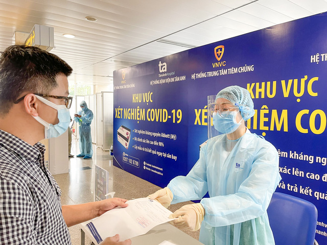 Bệnh viện Đa khoa Tâm Anh triển khai xét nghiệm COVID-19 tại Sân bay Tân Sơn Nhất - Ảnh 6.