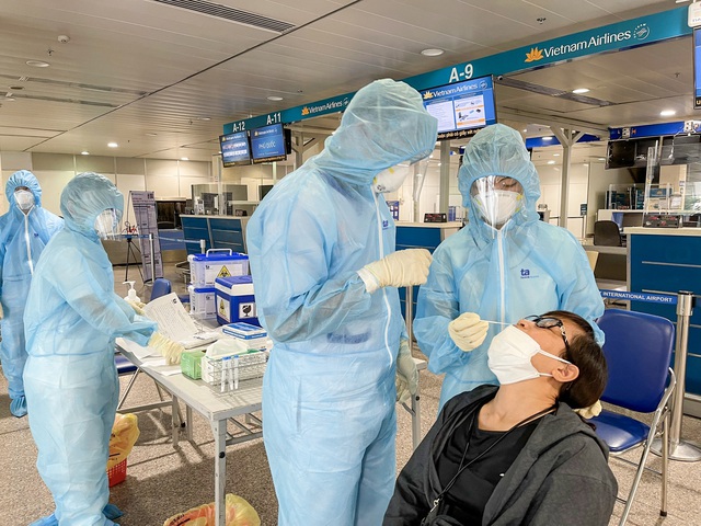 Bệnh viện Đa khoa Tâm Anh triển khai xét nghiệm COVID-19 tại Sân bay Tân Sơn Nhất - Ảnh 5.