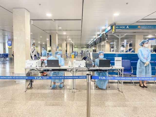 Bệnh viện Đa khoa Tâm Anh triển khai xét nghiệm COVID-19 tại Sân bay Tân Sơn Nhất - Ảnh 2.