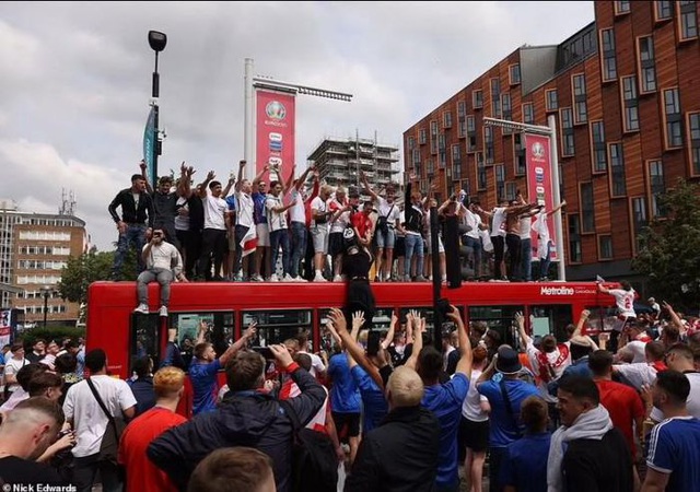 Hàng trăm CĐV xé rào, tràn vào sân Wembley trước trận chung kết UEFA EURO 2020 - Ảnh 3.