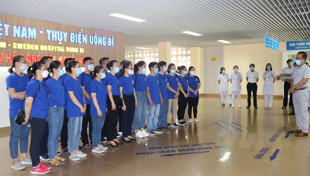 23 nhân viên y tế Quảng Ninh lên đường hỗ trợ TP. Hồ Chí Minh chống dịch - Ảnh 1.
