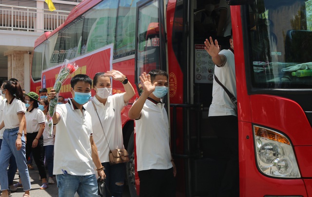 23 nhân viên y tế Quảng Ninh lên đường hỗ trợ TP. Hồ Chí Minh chống dịch - Ảnh 2.
