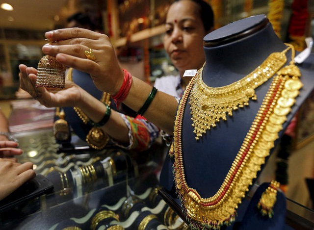 Kiệt quệ vì đại dịch, người Ấn Độ phải bán vàng để trang trải cuộc sống - Ảnh 1.