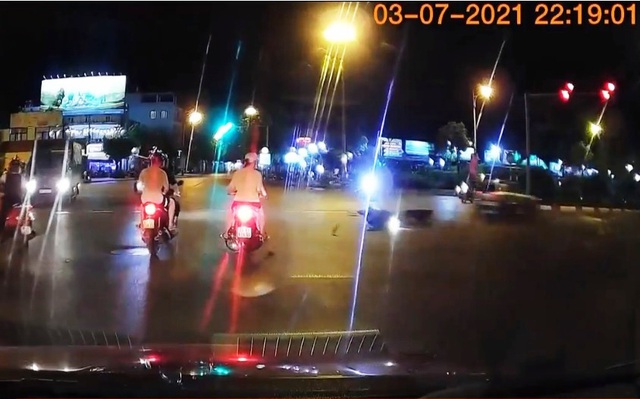 Coi thường luật, tài xế ô tô vượt đèn đỏ gây tai nạn cho người khác - Ảnh 1.