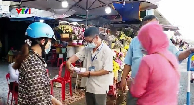 Người dân Nha Trang đi chợ bằng phiếu theo ngày - Ảnh 1.