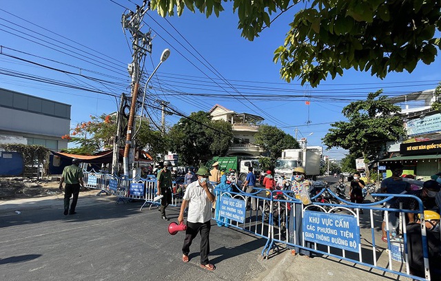 Người dân Nha Trang đi chợ bằng phiếu theo ngày - Ảnh 2.