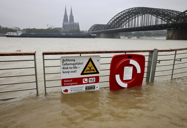 Mưa lớn gây ngập lụt nghiêm trọng tại Đức khiến ít nhất 6 người tử vong, 30 người mất tích - Ảnh 6.