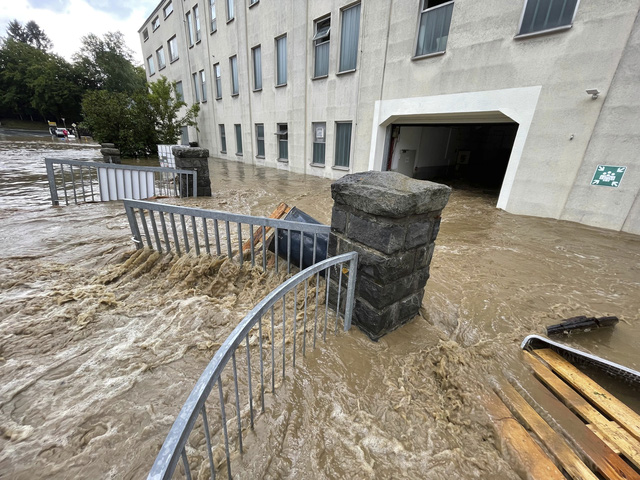 Mưa lớn gây ngập lụt nghiêm trọng tại Đức khiến ít nhất 6 người tử vong, 30 người mất tích - Ảnh 5.