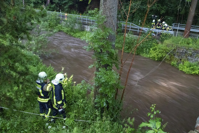 Mưa lớn gây ngập lụt nghiêm trọng tại Đức khiến ít nhất 6 người tử vong, 30 người mất tích - Ảnh 4.