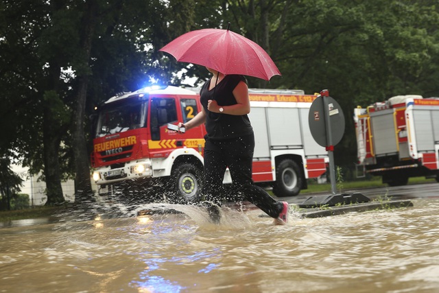 Mưa lớn gây ngập lụt nghiêm trọng tại Đức khiến ít nhất 6 người tử vong, 30 người mất tích - Ảnh 11.