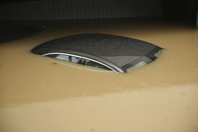 Mưa lớn gây ngập lụt nghiêm trọng tại Đức khiến ít nhất 6 người tử vong, 30 người mất tích - Ảnh 2.