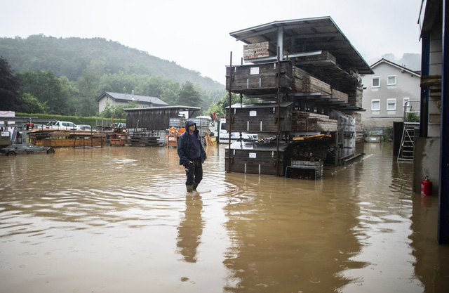 Mưa lớn gây ngập lụt nghiêm trọng tại Đức khiến ít nhất 6 người tử vong, 30 người mất tích - Ảnh 1.