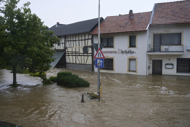 Mưa lớn gây ngập lụt nghiêm trọng tại Đức khiến ít nhất 6 người tử vong, 30 người mất tích - Ảnh 8.