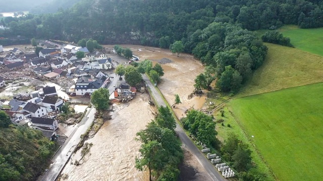 Mưa lớn gây ngập lụt nghiêm trọng tại Đức khiến ít nhất 6 người tử vong, 30 người mất tích - Ảnh 7.