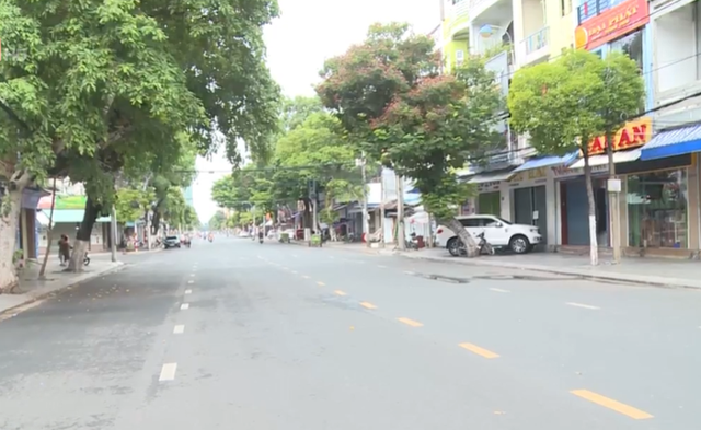 Đường phố Tuy Hòa (Phú Yên) vắng vẻ trong ngày đầu giãn cách xã hội - Ảnh 1.