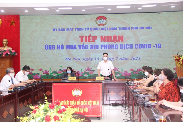 Hà Nội tiếp nhận thêm 2,3 tỷ đồng ủng hộ mua vaccine phòng COVID-19 - Ảnh 1.