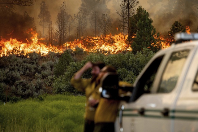 Cháy rừng bùng phát mạnh ở các bang miền Tây nước Mỹ, hàng nghìn ngôi nhà bị ảnh hưởng - Ảnh 2.
