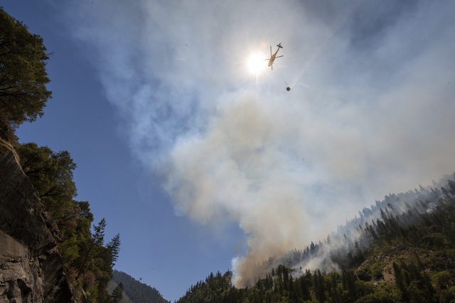 Cháy rừng bùng phát mạnh ở các bang miền Tây nước Mỹ, hàng nghìn ngôi nhà bị ảnh hưởng - Ảnh 1.