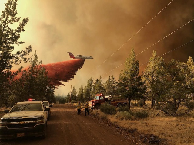 Cháy rừng bùng phát mạnh ở các bang miền Tây nước Mỹ, hàng nghìn ngôi nhà bị ảnh hưởng - Ảnh 4.