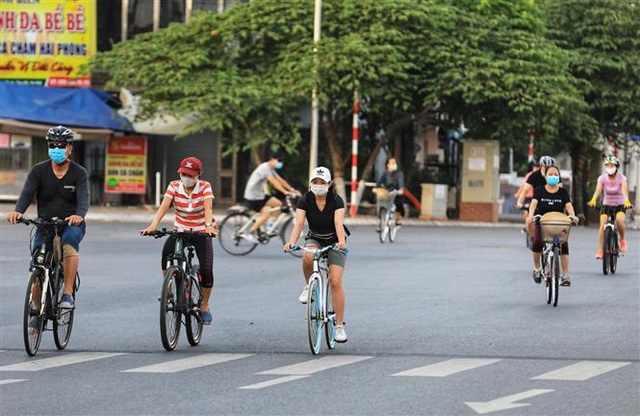 Phớt lờ lệnh cấm, người dân Thủ đô vẫn vô tư đạp xe, tập thể dục như không hề có dịch - Ảnh 17.
