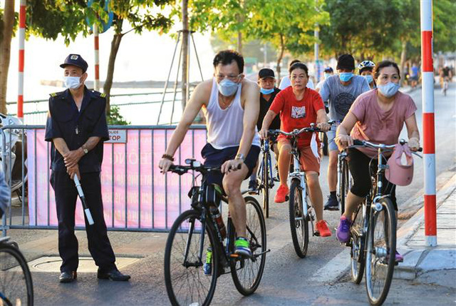 Phớt lờ lệnh cấm, người dân Thủ đô vẫn vô tư đạp xe, tập thể dục như không hề có dịch - Ảnh 15.